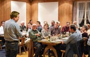 SVP-Nationalrat Lukas Reimann verkündet den Anwesenden die Lancierung der Begrenzungs-Initiative. (Bilder: Urs M. Hemm)