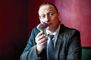 Bassist Daniel Ziegler ist kein Optimist, dafür ein Appenzeller Bassimist. Diesen Samstag tritt er im Zeltainer auf. (Bild: PD)