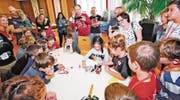 Eine ausgefallene Idee, gewitzt realisiert und amüsant präsentiert: Giulia Pantaleo und Naemi Spitz präsentieren ihre Fingernagel-Lackiermaschine. (Bilder: Max Tinner)