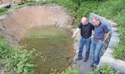 Andreas Rotach von der OePlan GmbH, Balgach (links), und Tobias Schmidheini, Co-Präsident Balger Natur, am vergrösserten Weiher im Gebiet Längler–Pfadiheim. (Bild: Susi Miara)