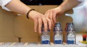 Die Berlinger Special AG mit Sitz in Ganterschwil wird die Produktion von Fläschchen zur Aufbewahrung von Dopingproben einstellen. (Bild: KEY)