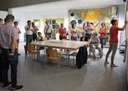 Gemeinderätin Jolanda Brändle hält die Meinungen fest, die beim Workshop zum Thema «Arztpraxis Mosnang ja/nein» geäussert wurden.