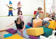 Die Kinder haben an ihrem neuen «Gumpizimmer» ihre helle Freude. (Bild: pd)