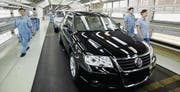 Blick in die Montage von Volkswagen in Shanghai. (Bild: Quilai Shen/EPA)