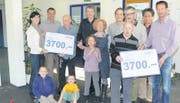 7400 Franken brachte das «Rheintaler»-Entenrennen an der Kanalregatta ein: je zur Hälfte geht dieser Erlös an die sozialen Institutionen «insieme Rheintal» und «Stiftung Waldheim». Die Checkübergabe erfolgte im Foyer der Rheintaler Druckerei und Verlag AG in Berneck durch Julia Winterhalter (Marketing rdv, links), Gert Bruderer (Chefredaktor «Der Rheintaler», Mitte) und Roland Sturzenegger (KTV vom Rhein, Kanalregatta, rechts). Peter Züst (Präsident «Insieme, 2. v .l.), Claudia Aeberhard («insieme», Lagerleiterin, Mitte) und Dorji Tsering (Geschäftsführer «Stiftung Waldheim», 2. v. r.) bedanken sich für die Grosszügigkeit der Veranstalter und der Rheintaler Bevölkerung, die 2500 Enten-Patenschaften gekauft hat. (Bild: Bea Sutter)
