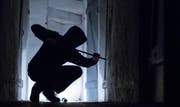 Die St.Galler Kantonspolizei sucht mit einer Öffentlichkeitsfahndung nach einem Einbrecher. (Bild: Keystone)
