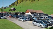 Wer im Obertoggenburg wandern geht und auf dem Parkplatz Chuchitobel in Wildhaus parkiert, wird künftig zur Kasse gebeten. In der Nacht soll das Parkieren jedoch kostenlos bleiben. (Bild: Adi Lippuner/Oktober 2017)
