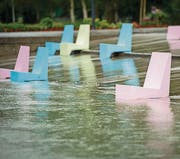 Die Betonsitze im Kreuzlinger Hafen stehen bereits im Wasser. (Bild: Reto Martin)