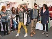 Die Besucher bekamen mehr als nur offene Geschäfte zu sehen: Bei Schmid Mode gab es eine Modeschau, die auf viel Interesse stiess. Im Reisebüro Kuoni wurden noble Reisezüge präsentiert, und bei Zoma Parkett bekamen die Besucher die neusten Boden-Modelle vorgestellt.
