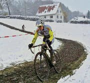 Jürg Graf fährt im winterlichen Mindelheim überlegen zum Sieg an der Bodensee-Meisterschaft im Radquer. (Bild: pd)