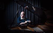 Arrangieren, improvisieren, sensibel reagieren: Chansons untermalen ist für Pianist Bernhard Ruchti eine besondere Aufgabe. (Bild: Benjamin Manser)
