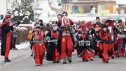 Die «Hämmiloch-Gugge» aus Schönengrund führt den Umzug an. (Bilder: Martin Knoepfel)