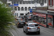 Die temporäre Sperrung der Umfahrung Lichtensteig wirkte sich auf die Statistik aus: Dort wurden weniger Fahrzeuge gezählt, im Städtli aber kam es zu Staus. (Bild: Urs M. Hemm)