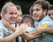 Die Winkler bejubeln den Treffer Adrian Inauens (2. v. l.) zum 2:0. (Bild: Benjamin Manser)