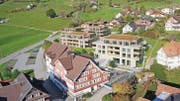 Hinter dem Landgasthof Ochsen sollen in den nächsten zwei Jahren die vier Gebäude der Wohnbaugenossenschaft Sidwald gebaut werden. (Bilder: pd)