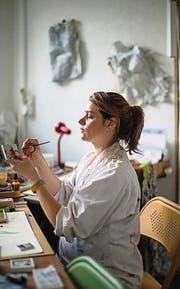 Feinarbeit mit Pinsel und Knetmasse: Rahel Flückiger im Atelier. (Bild: Benjamin Manser (Benjamin Manser))