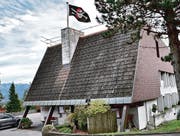 Aus «Eichberg en Traum» könnte ein Piratennest werden. Das suggeriert der Flyer der SVP, der kürzlich in den Eichberger Briefkästen steckte. (Bild: Bildmontage)