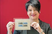 Marianne Rapp Ohmann, Geschäftsführerin des Auktionshauses Peter Rapp AG, zeigt einen sowjetischen Briefmarkenblock aus dem Jahr 1932. (Bild: Urs Bucher)