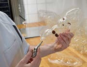 Das Schminken erfordert Fingerspitzengefühl.