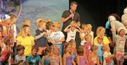 Vor der Pause stürmten nochmals alle Riegen der ersten Programmhälfte die Bühne und wurden von Präsident Matthias Sieber verabschiedet. (Bild: Maya Seiler)