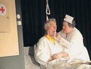 Eigentlich will Handwerker Olli nur die Lampe reparieren, aber er landet unfreiwillig als Patient im Spitalbett. (Bild: pd)