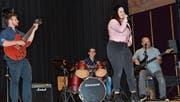 Authentic umrahmte die Preisverleihung musikalisch. Der Schlagzeuger Jan Federer absolvierte einst seine Lehre bei CDS. Weitere Bandmitglieder sind Alexa Gächter (Gesang), Andi Melzer (Bass) und Thomas Bosser (Gitarre). (Bild: Monika von der Linden)