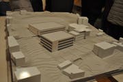 Die Schulanlage Wier im Modell mit dem neuen Schulhaus, der dahinterliegenden Turnhalle und dem bestehenden Schulhaus.