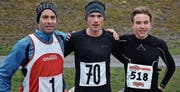 Die Läufer auf den Podestplätzen: (v. l.) Mathias Nüesch (3.), Stefan Schmauder (1.), Leon Pauger (2.) (Bild: j)