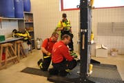 Wenn das Leben eines Menschen bedroht ist, müssen die Feuerwehrleute eine massive Türe auch einmal mit schwerem Werkzeug öffnen.