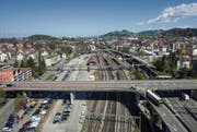 Bahnhof und die Autobahn in St. Fiden überdachen: Das fordern Wirtschaftsvertreter im Rahmen der Testplanung. (Bild: Ralph Ribi)
