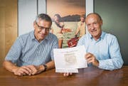 Schützengartens Finanzchef Josef Zweifel (li.) und Verwaltungsratspräsident Christoph Kurer mit einem Partizipationsschein samt Coupon Nr. 55. (Bild: Urs Bucher)