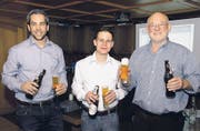 Der Verwaltungsrat der Brauerei St. Johann AG schenkt anlässlich der Medienorientierung das neue Toggenburger Bier ein: (von links) Philipp Grob, Tobias Kobelt und André Meyer (Präsident). (Bild: Katharina Rutz)