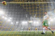 Der Ball landet zum 2:0 für die Young Boys im St. Galler Netz. Silvan Hefti kommt zu spät. (Bild: Keystone)