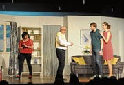Frau Düvell (Julia Schmucki, links) reibt sich die Hände, Schwiegervater (Jürg Weilenmann), Felix (Michael Heeb) und Katrin (Luzia Abächerli) zanken sich. (Bild: Michael Hug)