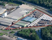 Der Spickel bei der Autobahn geht in Besitz der Zollverwaltung über: Die Bauwerk Parkett AG verkauft dem Bund unmittelbar beim Autobahnknoten St. Margrethen 2,15 Hektaren Boden. Gemäss Geschäftsleitung verfügt das Unternehmen trotz des Verkaufs über genug Land für die Baureserve. (Bild: pd)
