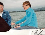 Unter kritischem Blick von Patrick Grawehr halte ich das Segelboot mit der Pinne auf Kurs.