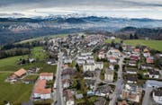 Zwei Antennen sollen in Engelburg errichtet werden: an der St. Gallerstrasse 48 (links) und an der Sonnenhaldenstrasse 11. (Bild: Benjamin Manser)