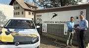 Freuen sich über die neuinstallierten Ladestationen: Michael Max Müller, Gastgeber des Hotels Hirschen in (Bild: PD)