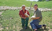 Franz Rutz (links) züchtet, und Robin Geisser vermarktet die Pekingenten. (Bild: Martin Brunner)