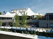 Pagodenzelte auf dem Universitätscampus, untrügliches Zeichen für das St. Gallen Symposium, das am Donnerstag beginnt. (Bild: Hanspeter Schiess)