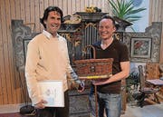 Luca Rigotti (rechts) überreicht in Vertretung seiner Mutter Evelyn Rigotti den Wanderpreis an Peter Thum.
