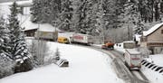 Lastwagen am Stoss bei der Kreuzstrasse. Das Bild entstand am Montagvormittag, 12. Februar. (Bild: Bernhard Gätzi)