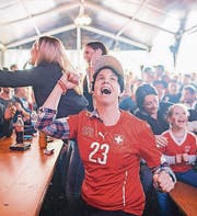 Public Viewing unter dem Zeltdach auf dem Blumenmarkt: Die Fans feiern das Schweizer Goal gegen Albanien. (Bild: Benjamin Manser)