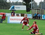 Die Rheintaler Nationalspieler Malik Müller (links) und Mario Kohler spielen zum Auftakt des 59. Grenzlandturniers in Widnau gegen die «World Stars». (Bild: Archiv/ys)