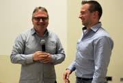 Der zurückgetretene Präsident Stefan Kramer (links) stellt seinen Nachfolger Tom Widmer vor. (Bild: Ernst Inauen)