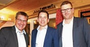 Parteipräsident Peter Haag konnte an der Jubiläumshauptversammlung Ivan Louis, Präsident des Kantonsrats, und Nationalrat Toni Brunner begrüssen (von rechts). (Bild: Philipp Stutz)