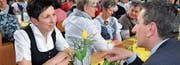 Angeregte Diskussion zwischen Andrea Schwarzmann, der «höchsten Bäuerin Österreichs», und dem Wattwiler Gemeindepräsidenten Alois Gunzenreiner. (Bilder: Adi Lippuner)