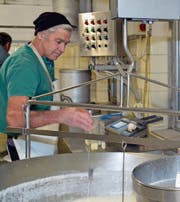 Michael Roth entnimmt von jeder Lieferung bei der Milchannahme in Stein eine Probe. (Bild: Adi Lippuner)