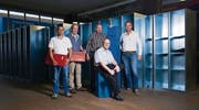 Die Chefs bei Schwizer zwischen Garderobenschränken – nur eines der Produkte, die die Firma herstellt. Vorne sitzend Bruno Schwizer. Im Rücken seine Brüder Stefan und Kilian Schwizer (r.). Auf beiden Seiten aussen positioniert die Geschäftspartner René Müggler und Markus Beeli (r.). (Bild: Urs Jaudas)
