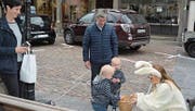 Viele Familien haben die Osterhasen im Städtli gesucht und gefunden, wie Claudia Gasser (rechtes Bild) … (Bilder: Kurt Latzer)